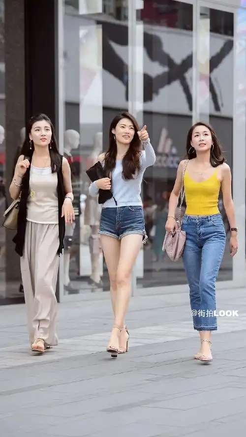 成都街头,一路玩着手机的清凉美女