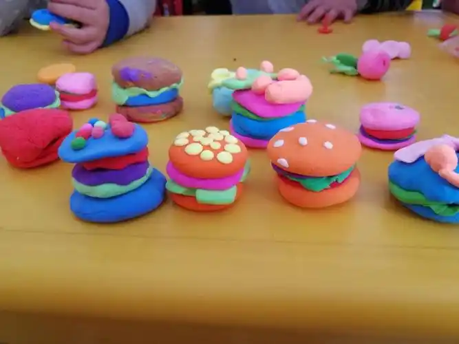是宝贝们期待已久的活动,通过学做汉堡,培养幼儿对太空泥的兴趣,提高
