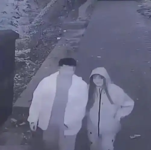 公园惊现男女野战现场多人围观引发轰动