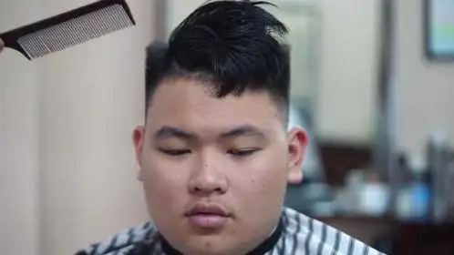 胖小伙子剪个复古背头发型,帅出了新高度,这发型霸气十足