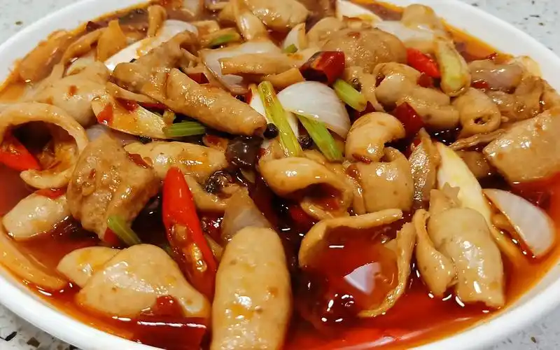 四川自贡名菜"生爆肥肠"的正宗做法,快速成菜,肥肠鲜香脆嫩!