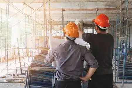 施工监理建筑施工现场工程监理工程师与领班的讨论照片