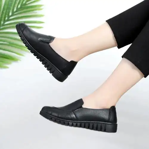 真皮妈妈鞋软底女舒适单鞋平底防滑中老年女鞋春秋季黑工作鞋皮鞋