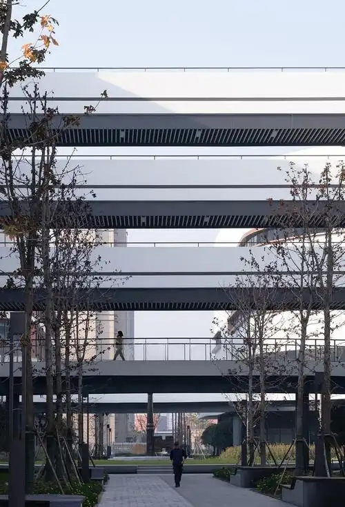 方案中设置的共享庭院,错落平台,风雨环廊和空中花园等多层次立体空间