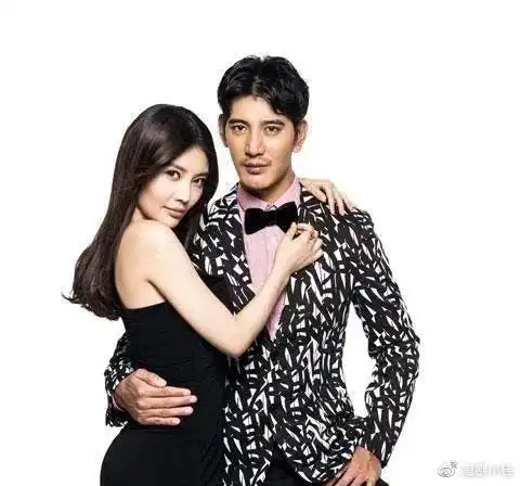 尴尬的是,当时蒲巴甲是有女朋友的,他的女朋友是演员徐冬冬