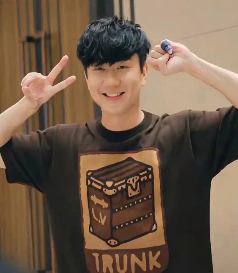 在最近的一次演唱会上,林俊杰突然发起了高烧,但他依然坚持为粉丝