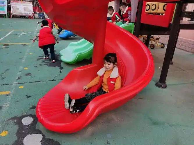 同心县第一幼儿园(中班)安全教育—《安安全全玩滑滑梯》