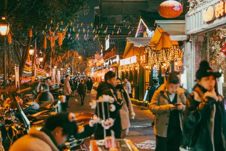 夜幕下的九眼桥酒吧一条街