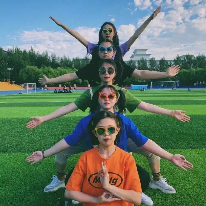 沙雕闺蜜照了解一下解锁拍照新姿势!via:leeyuying