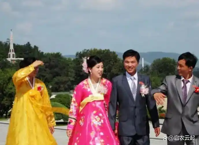 朝鲜社会高度重视家庭价值观和道德标准,这在很大程度上影响了婚姻和