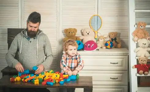 大人小孩一起玩多米诺骨牌图片