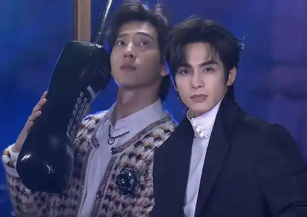 杨紫跟范丞丞被安排坐到了一起,两人还亮出同款手机壳,为剧《要久久爱