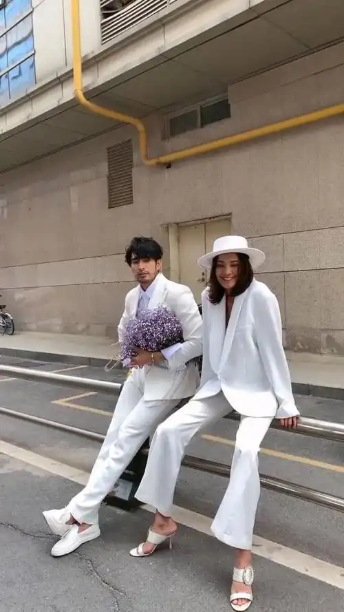 莎莎大叔拍照很搭,随意的动作都很完美