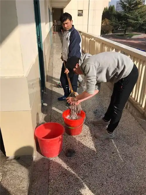 新疆班学生开展义务劳动打扫教学楼卫生