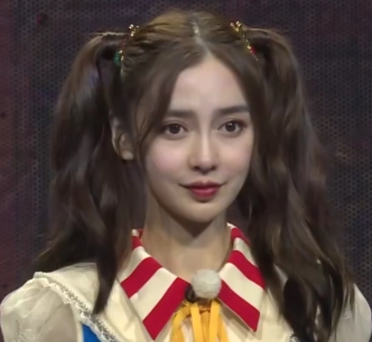 跑男下期嘉宾集体扮小丑,画面切换baby的面部,终于相信她31岁了