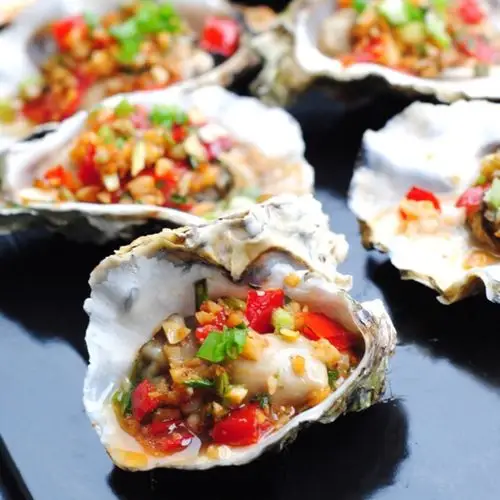 蒜蓉剁椒烤生蚝 材料: 生蚝10只,剁椒15克,蒜10瓣,生抽1汤匙,白胡椒粉