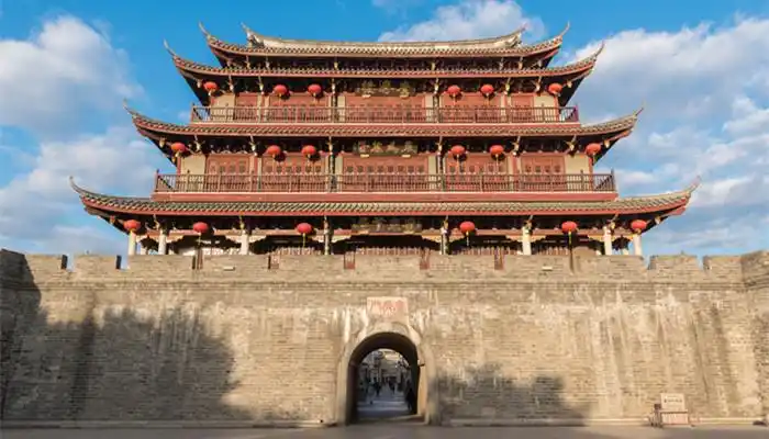 "潮州"因潮州府建置而得名,取"在潮之洲,潮水往复"之意.