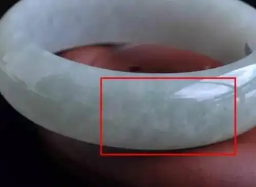 翡翠是由众多微小结晶颗粒构成,由于结晶颗粒边界线仍保有石性,故在