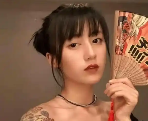 李诞否认新恋情:离婚3年,充满争议的前妻黑尾酱"销声匿迹"?