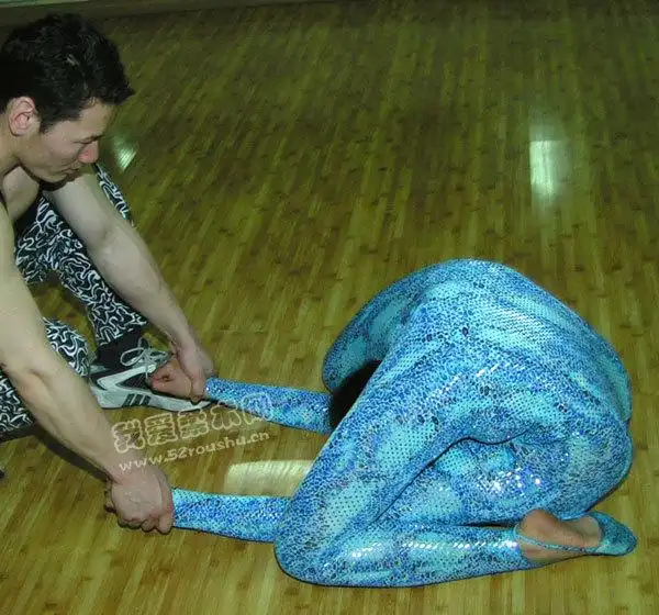 我比较好奇的是你是在哪看得这个柔术表演,怎么会有机会摸腹部?