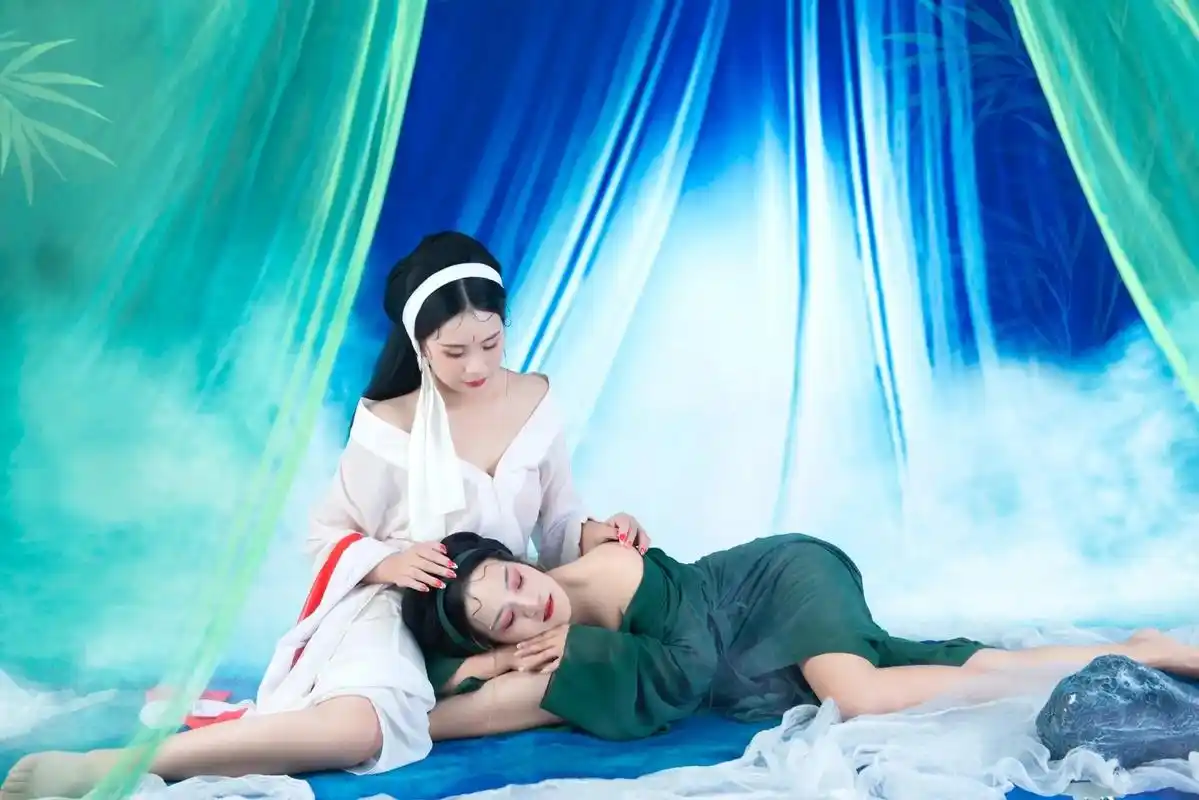 尝试不一样的风格 #最美青蛇与白蛇 #闺蜜写真 #姐妹成对 - 抖音