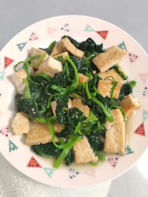 偶尔吃清淡点的家常菜菠菜炒豆腐