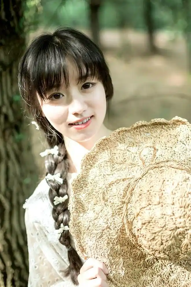 麻花辫美少女清新脱俗户外写真