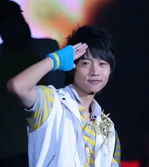 魏晨个人资料(魏晨:朋友买房他送去现金,入行多年无绯闻,娶大学时女友