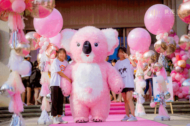 考拉人偶是世茂锦城的人气收割机活动现场图大家纷纷掏出手机拍照记录