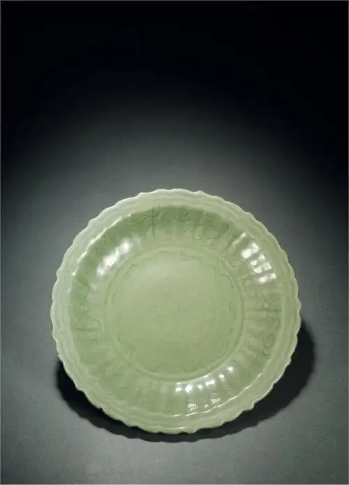 明永乐·龙泉窑缠枝花卉纹盘