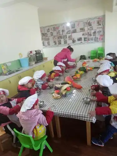 童星世界幼儿园小一班宝贝体验小厨房活动!