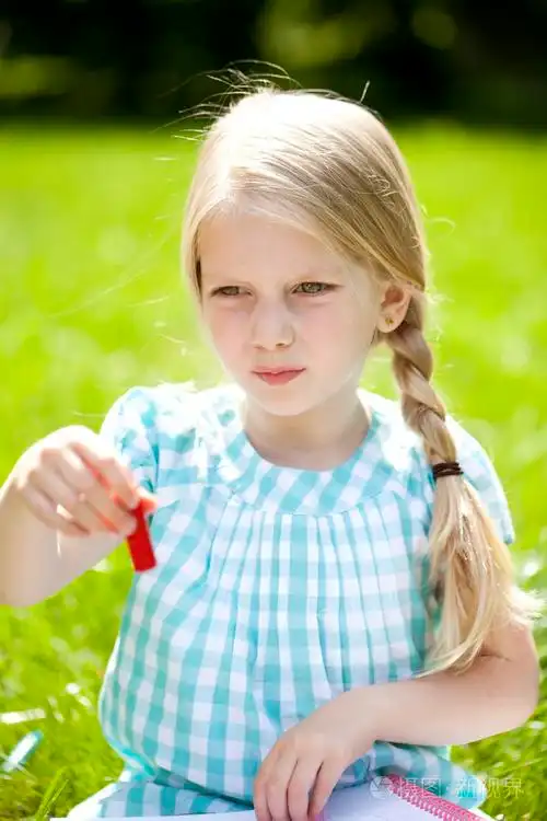 一个美丽的金发小女孩三年的肖像