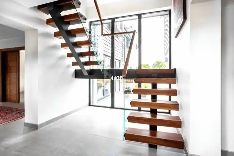 u型楼梯设计,是实木红橡木踏板,木板颜色是按色板定制的,玻璃扶手12mm