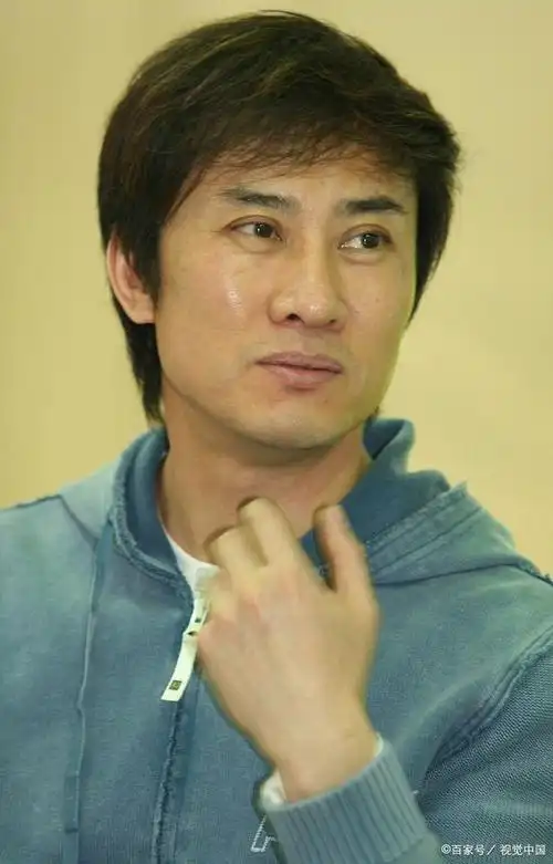 江涛越老越学会浪漫买了一束999朵的玫瑰花给老婆万小牧庆生