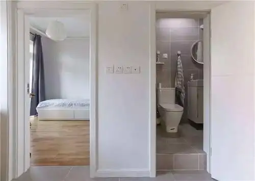 主卧衣柜中暗藏卫生间的优势与不足 主卧衣柜还能这样设计?