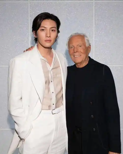 男明星首推摆脱了空气酵母的池昌旭,他一出现在镜头里,画风秒变韩剧