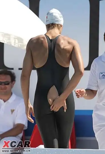 游泳女选手赛场撑破泳衣走光退赛(组图)