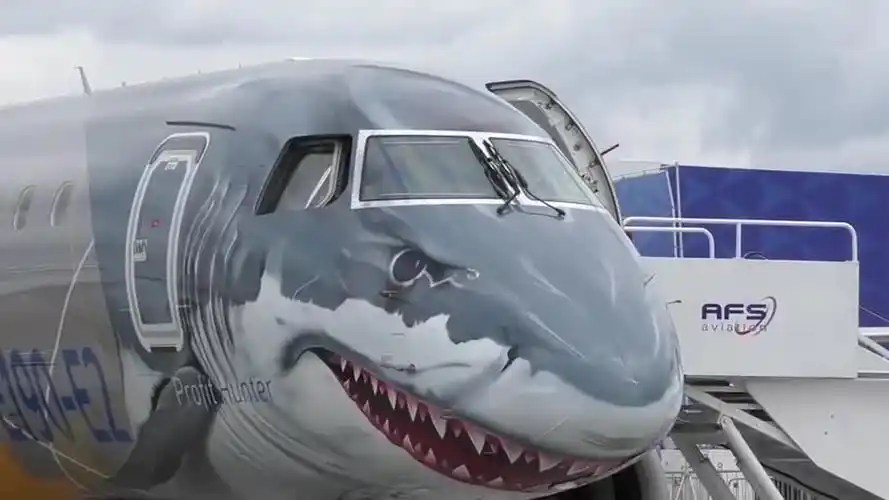 实拍巴西e190e2客机起飞画面鲨鱼涂装太凶猛了吧