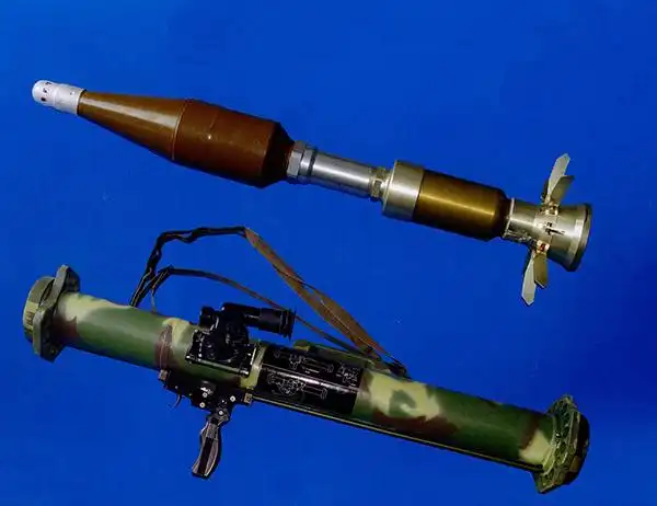 89式火箭筒由包装发射筒,火箭弹和塑料光学镜组成,发射筒80%的零件都