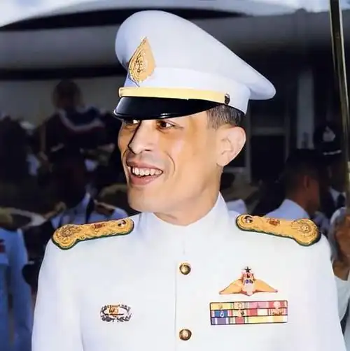 泰王堪称"美女收割机",多少清纯女子被"带坏",私房照太大胆|拉隆功