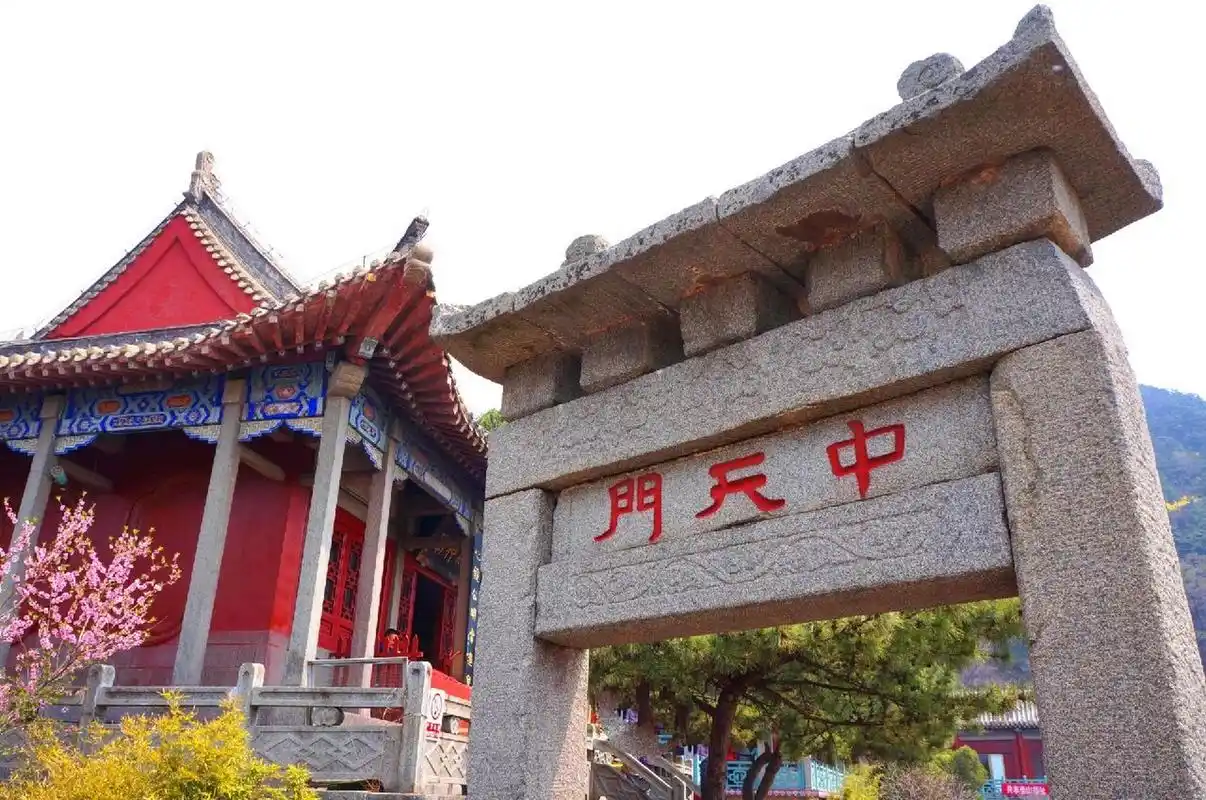 泰山中天门 中天门是泰山登山东,西两路的交汇点.