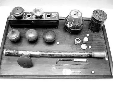 清朝时人们吸食鸦片的样子,看看这些人,导致中国落后