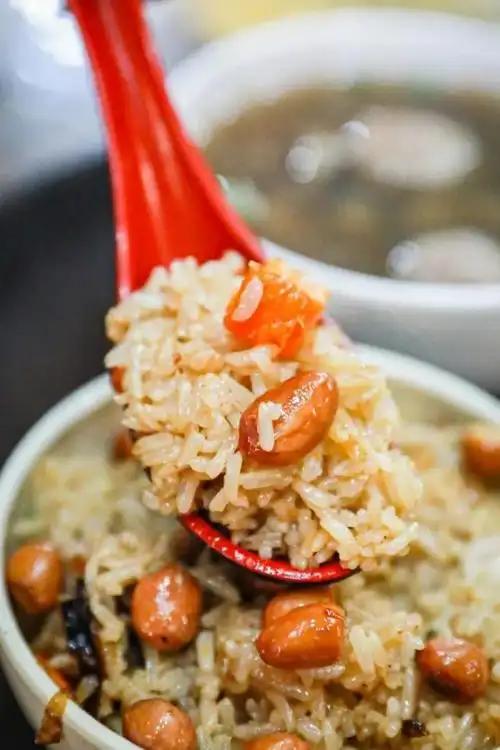 泉州的咸饭是出了名的,泛着油光的米粒在灯光下分外诱人,一颗颗大小