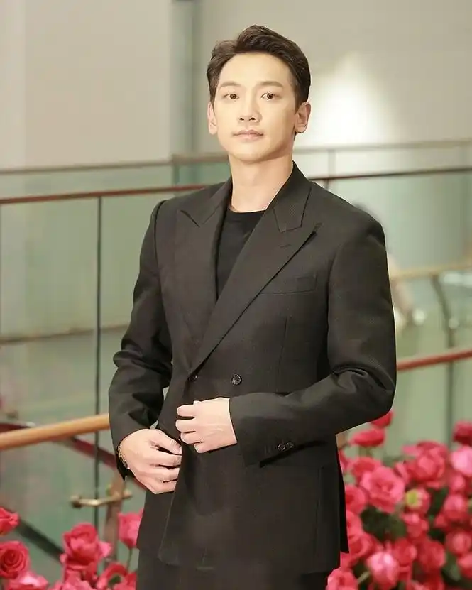 37岁rain喜得二胎后露面185身高穿黑西装帅气男神魅力挡不住