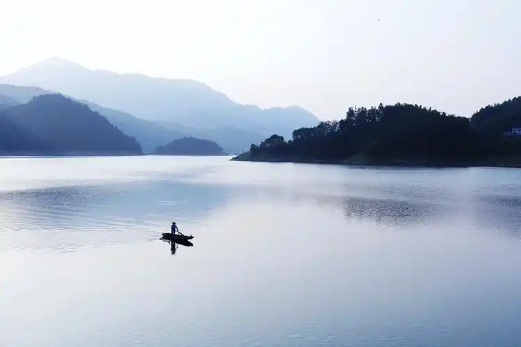 一叶小舟入画来