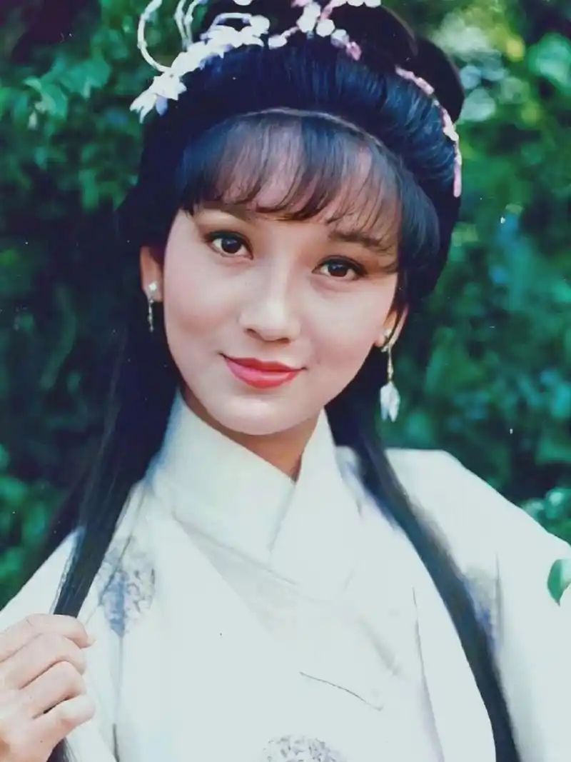 偶然间翻到了赵雅芝年轻时的照片,那份惊艳依旧美到我了.