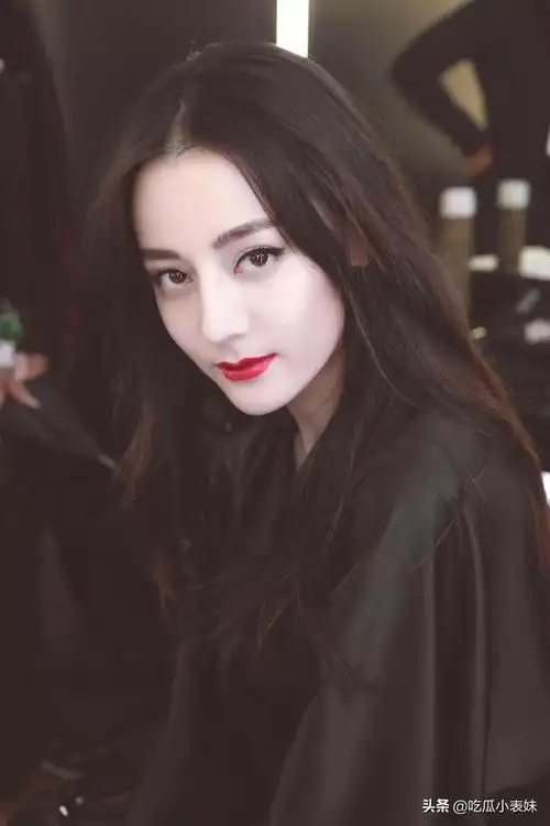 迪丽热巴肤白貌美高冷性感