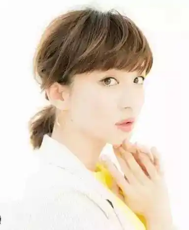 低马尾 低马尾可以说是很简单的啦,一根橡皮筋就能搞定,同时还可以