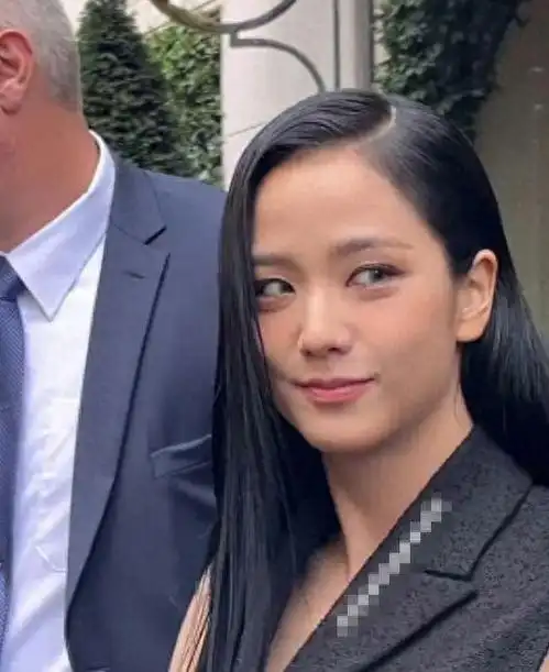 包括迪丽热巴,虞书欣,杨幂,张柏芝,周冬雨,以及来自韩国的金智秀等