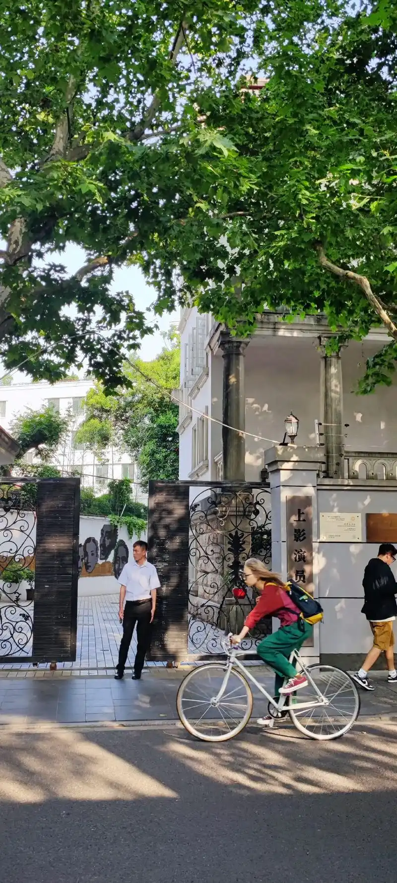 武康路-安福路.#上海街头漫步随拍 在午后淡淡的夕阳中从淮海 - 抖音